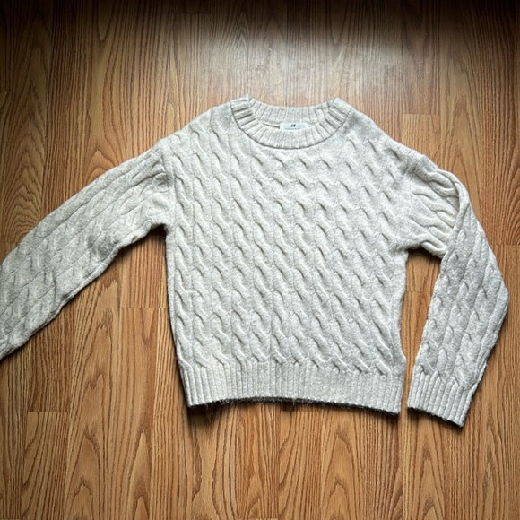 H&M Sweater NWOT - Picture 1 of 3